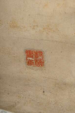 Chinesisches Rollbild "Vogel und Baum mit orangen Früchten", farbige Tusche auf Papier auf Seide montiert, Siegel, wohl 19.Jh., 208x58cm - photo 4