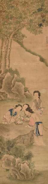 Chinesisches Rollbild "Vier Damen mit Blumenkörben in Landschaft", farbige Tusche auf Papier auf Seide montiert, rechts Inschrift und Siegel, 19.Jh., 110x29,5cm, Knicke - photo 1