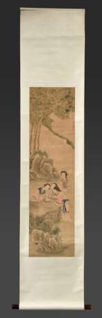 Chinesisches Rollbild "Vier Damen mit Blumenkörben in Landschaft", farbige Tusche auf Papier auf Seide montiert, rechts Inschrift und Siegel, 19.Jh., 110x29,5cm, Knicke - фото 2