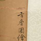 Chinesisches Rollbild "Vier Damen mit Blumenkörben in Landschaft", farbige Tusche auf Papier auf Seide montiert, rechts Inschrift und Siegel, 19.Jh., 110x29,5cm, Knicke - фото 3