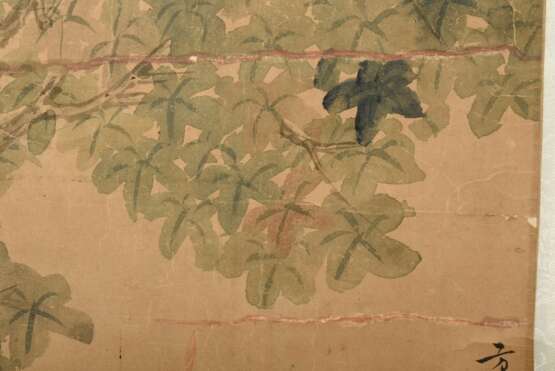 Chinesisches Rollbild "Vier Damen mit Blumenkörben in Landschaft", farbige Tusche auf Papier auf Seide montiert, rechts Inschrift und Siegel, 19.Jh., 110x29,5cm, Knicke - Foto 4