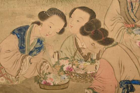 Chinesisches Rollbild "Vier Damen mit Blumenkörben in Landschaft", farbige Tusche auf Papier auf Seide montiert, rechts Inschrift und Siegel, 19.Jh., 110x29,5cm, Knicke - Foto 5