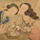Chinesisches Rollbild "Vier Damen mit Blumenkörben in Landschaft", farbige Tusche auf Papier auf Seide montiert, rechts Inschrift und Siegel, 19.Jh., 110x29,5cm, Knicke - Foto 5