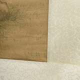 Chinesisches Rollbild "Vier Damen mit Blumenkörben in Landschaft", farbige Tusche auf Papier auf Seide montiert, rechts Inschrift und Siegel, 19.Jh., 110x29,5cm, Knicke - Foto 6