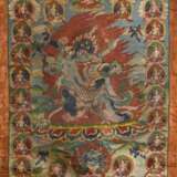 Thangka „Dharmapāla Mahākāla (?) vor Flammenaureole (blaue Körperfarbe und drei Augen) mit hellblauer Paretra mit Schädelschale und Hackmesser in yab-yum, darüber Buddha Amitāyus in Regenbogen, darunter weiterer Dharmapā… - фото 5