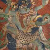Thangka „Dharmapāla Mahākāla (?) vor Flammenaureole (blaue Körperfarbe und drei Augen) mit hellblauer Paretra mit Schädelschale und Hackmesser in yab-yum, darüber Buddha Amitāyus in Regenbogen, darunter weiterer Dharmapā… - Foto 7