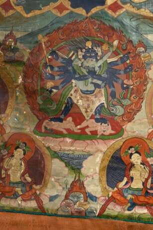 Thangka „Dharmapāla Mahākāla (?) vor Flammenaureole (blaue Körperfarbe und drei Augen) mit hellblauer Paretra mit Schädelschale und Hackmesser in yab-yum, darüber Buddha Amitāyus in Regenbogen, darunter weiterer Dharmapā… - Foto 8