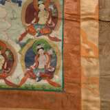 Thangka „Dharmapāla Mahākāla (?) vor Flammenaureole (blaue Körperfarbe und drei Augen) mit hellblauer Paretra mit Schädelschale und Hackmesser in yab-yum, darüber Buddha Amitāyus in Regenbogen, darunter weiterer Dharmapā… - Foto 9