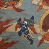 Thangka „Dharmapāla Mahākāla (?) vor Flammenaureole (blaue Körperfarbe und drei Augen) mit hellblauer Paretra mit Schädelschale und Hackmesser in yab-yum, darüber Buddha Amitāyus in Regenbogen, darunter weiterer Dharmapā… - Foto 10