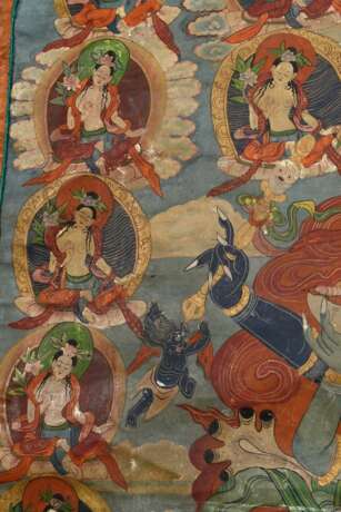 Thangka „Dharmapāla Mahākāla (?) vor Flammenaureole (blaue Körperfarbe und drei Augen) mit hellblauer Paretra mit Schädelschale und Hackmesser in yab-yum, darüber Buddha Amitāyus in Regenbogen, darunter weiterer Dharmapā… - photo 11