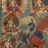 Thangka „Dharmapāla Mahākāla (?) vor Flammenaureole (blaue Körperfarbe und drei Augen) mit hellblauer Paretra mit Schädelschale und Hackmesser in yab-yum, darüber Buddha Amitāyus in Regenbogen, darunter weiterer Dharmapā… - photo 11