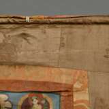 Thangka „Dharmapāla Mahākāla (?) vor Flammenaureole (blaue Körperfarbe und drei Augen) mit hellblauer Paretra mit Schädelschale und Hackmesser in yab-yum, darüber Buddha Amitāyus in Regenbogen, darunter weiterer Dharmapā… - photo 12