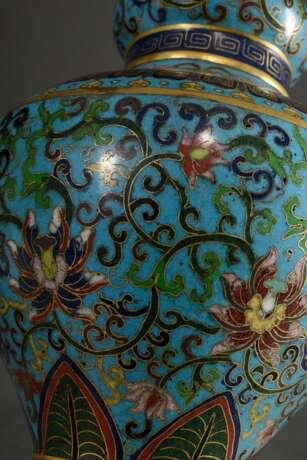 Cloisonné "Holy Water" Vase mit feuervergoldeten Bronze Rändern und reichem floralem Dekor auf türkis Fond, eingefasst von Mäander- und Blattbordüren, am Boden gravierte 6-Zeichen Qianlong Marke, Qing Dynastie,… - photo 4