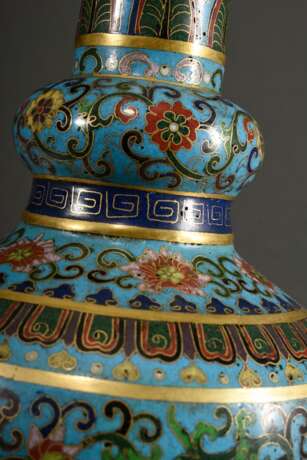 Cloisonné "Holy Water" Vase mit feuervergoldeten Bronze Rändern und reichem floralem Dekor auf türkis Fond, eingefasst von Mäander- und Blattbordüren, am Boden gravierte 6-Zeichen Qianlong Marke, Qing Dynastie,… - photo 5