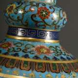 Cloisonné "Holy Water" Vase mit feuervergoldeten Bronze Rändern und reichem floralem Dekor auf türkis Fond, eingefasst von Mäander- und Blattbordüren, am Boden gravierte 6-Zeichen Qianlong Marke, Qing Dynastie,… - photo 5