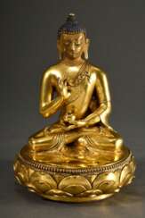 Feine sinotibetische Figur &quot;Buddha in Vitarka Mudra&quot;, feuervergoldete Bronze mit polychromer Kaltbemalung, Boden geschlossen mit graviertem Doppel Vajra, H. 19,8cm, Bemalung partiell berieben