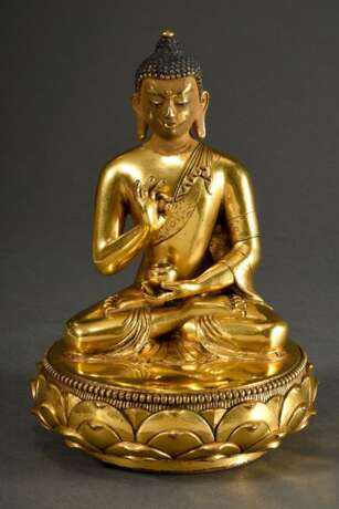 Feine sinotibetische Figur "Buddha in Vitarka Mudra", feuervergoldete Bronze mit polychromer Kaltbemalung, Boden geschlossen mit graviertem Doppel Vajra, H. 19,8cm, Bemalung partiell berieben - photo 1