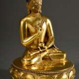 Feine sinotibetische Figur "Buddha in Vitarka Mudra", feuervergoldete Bronze mit polychromer Kaltbemalung, Boden geschlossen mit graviertem Doppel Vajra, H. 19,8cm, Bemalung partiell berieben - Foto 2