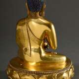 Feine sinotibetische Figur "Buddha in Vitarka Mudra", feuervergoldete Bronze mit polychromer Kaltbemalung, Boden geschlossen mit graviertem Doppel Vajra, H. 19,8cm, Bemalung partiell berieben - photo 3