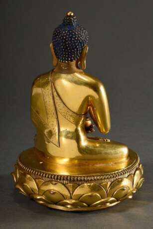 Feine sinotibetische Figur "Buddha in Vitarka Mudra", feuervergoldete Bronze mit polychromer Kaltbemalung, Boden geschlossen mit graviertem Doppel Vajra, H. 19,8cm, Bemalung partiell berieben - Foto 3