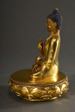 Feine sinotibetische Figur "Buddha in Vitarka Mudra", feuervergoldete Bronze mit polychromer Kaltbemalung, Boden geschlossen mit graviertem Doppel Vajra, H. 19,8cm, Bemalung partiell berieben - Foto 4