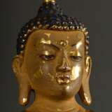 Feine sinotibetische Figur "Buddha in Vitarka Mudra", feuervergoldete Bronze mit polychromer Kaltbemalung, Boden geschlossen mit graviertem Doppel Vajra, H. 19,8cm, Bemalung partiell berieben - photo 5