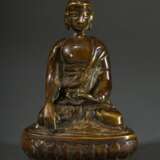 Gelbguss "Buddha Shakyamuni" mit eingelegte Brustwarze in Silber, Indien/Himalayagebiet wohl 18.Jh. oder früher, H. 12,5cm, starke Bereibungen und Verehrungsspuren, in situ erworben um 1960/70, ehem. Slg. Fotog… - photo 1
