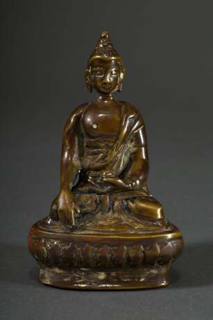 Gelbguss "Buddha Shakyamuni" mit eingelegte Brustwarze in Silber, Indien/Himalayagebiet wohl 18.Jh. oder früher, H. 12,5cm, starke Bereibungen und Verehrungsspuren, in situ erworben um 1960/70, ehem. Slg. Fotog… - photo 1