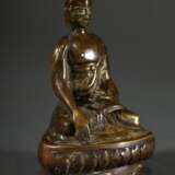Gelbguss "Buddha Shakyamuni" mit eingelegte Brustwarze in Silber, Indien/Himalayagebiet wohl 18.Jh. oder früher, H. 12,5cm, starke Bereibungen und Verehrungsspuren, in situ erworben um 1960/70, ehem. Slg. Fotog… - photo 2