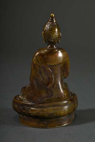 Gelbguss "Buddha Shakyamuni" mit eingelegte Brustwarze in Silber, Indien/Himalayagebiet wohl 18.Jh. oder früher, H. 12,5cm, starke Bereibungen und Verehrungsspuren, in situ erworben um 1960/70, ehem. Slg. Fotog… - Foto 3