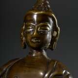 Gelbguss "Buddha Shakyamuni" mit eingelegte Brustwarze in Silber, Indien/Himalayagebiet wohl 18.Jh. oder früher, H. 12,5cm, starke Bereibungen und Verehrungsspuren, in situ erworben um 1960/70, ehem. Slg. Fotog… - photo 5