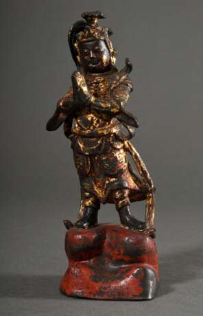 Chinesische stehende Weituo Wächterfigur, Hände im Andjalimudra vor der Brust, mit Helm und Rüstung auf Felsensockel, Bronze mit Resten kalter Goldfassung und rotem Lack, Ming Dynastie 16./17.Jh., H. 20cm, Schalkragen z.… - Foto 1