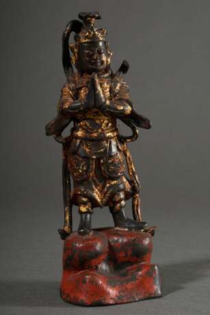 Chinesische stehende Weituo Wächterfigur, Hände im Andjalimudra vor der Brust, mit Helm und Rüstung auf Felsensockel, Bronze mit Resten kalter Goldfassung und rotem Lack, Ming Dynastie 16./17.Jh., H. 20cm, Schalkragen z.… - photo 2