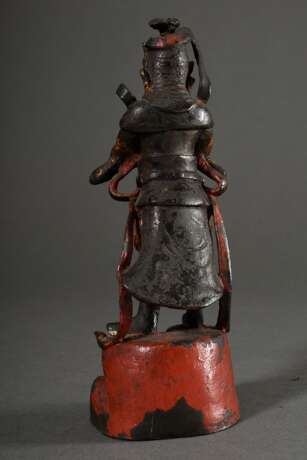 Chinesische stehende Weituo Wächterfigur, Hände im Andjalimudra vor der Brust, mit Helm und Rüstung auf Felsensockel, Bronze mit Resten kalter Goldfassung und rotem Lack, Ming Dynastie 16./17.Jh., H. 20cm, Schalkragen z.… - фото 3