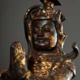 Chinesische stehende Weituo Wächterfigur, Hände im Andjalimudra vor der Brust, mit Helm und Rüstung auf Felsensockel, Bronze mit Resten kalter Goldfassung und rotem Lack, Ming Dynastie 16./17.Jh., H. 20cm, Schalkragen z.… - фото 7