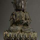 Sitzender Bodhisattva in Dharmachakra Mudra auf Lotosthron, China, Ming Dynastie, 2teilig, H. 30cm, partiell korrodiert, Loch in der Schulter - photo 1