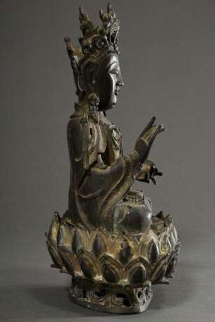 Sitzender Bodhisattva in Dharmachakra Mudra auf Lotosthron, China, Ming Dynastie, 2teilig, H. 30cm, partiell korrodiert, Loch in der Schulter - Foto 2