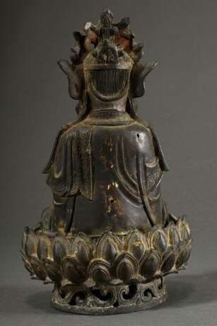 Sitzender Bodhisattva in Dharmachakra Mudra auf Lotosthron, China, Ming Dynastie, 2teilig, H. 30cm, partiell korrodiert, Loch in der Schulter - photo 3