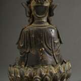 Sitzender Bodhisattva in Dharmachakra Mudra auf Lotosthron, China, Ming Dynastie, 2teilig, H. 30cm, partiell korrodiert, Loch in der Schulter - Foto 3