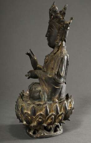 Sitzender Bodhisattva in Dharmachakra Mudra auf Lotosthron, China, Ming Dynastie, 2teilig, H. 30cm, partiell korrodiert, Loch in der Schulter - Foto 4