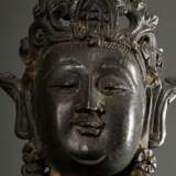 Sitzender Bodhisattva in Dharmachakra Mudra auf Lotosthron, China, Ming Dynastie, 2teilig, H. 30cm, partiell korrodiert, Loch in der Schulter - Foto 6