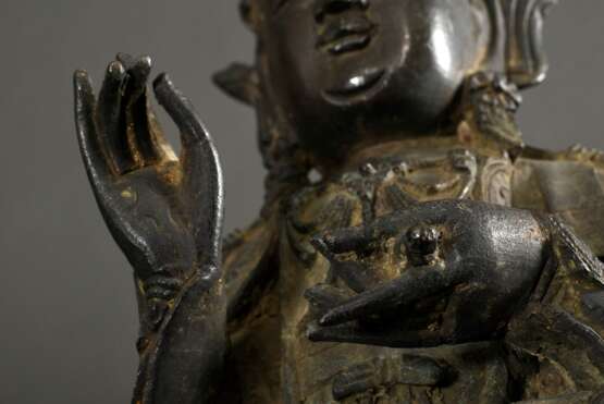 Sitzender Bodhisattva in Dharmachakra Mudra auf Lotosthron, China, Ming Dynastie, 2teilig, H. 30cm, partiell korrodiert, Loch in der Schulter - фото 7