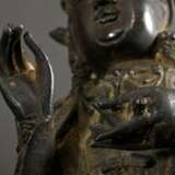 Sitzender Bodhisattva in Dharmachakra Mudra auf Lotosthron, China, Ming Dynastie, 2teilig, H. 30cm, partiell korrodiert, Loch in der Schulter - Foto 7