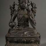 Chinesische Bodhisattva Avalokiteshvara / Guanyin Pusa mit Krone und Schmuck auf Kundika-Vase und Kalavinka-Vogel, in Vajrasana auf Lotossockel, Bronze, Ming Dynastie, H. 28cm, Krone beschädigt, Provenienz: ehem. Slg. Ot… - photo 2