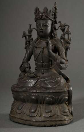 Chinesische Bodhisattva Avalokiteshvara / Guanyin Pusa mit Krone und Schmuck auf Kundika-Vase und Kalavinka-Vogel, in Vajrasana auf Lotossockel, Bronze, Ming Dynastie, H. 28cm, Krone beschädigt, Provenienz: ehem. Slg. Ot… - фото 3