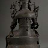 Chinesische Bodhisattva Avalokiteshvara / Guanyin Pusa mit Krone und Schmuck auf Kundika-Vase und Kalavinka-Vogel, in Vajrasana auf Lotossockel, Bronze, Ming Dynastie, H. 28cm, Krone beschädigt, Provenienz: ehem. Slg. Ot… - photo 5