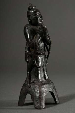 Chinesischer "Adorant in Gebetshaltung", Bronze, Ming, H. 20cm, Sockelfuß rep., Provenienz: ehem. Slg. Otto Johannsen/ Lübeck (1882-1960) - photo 2