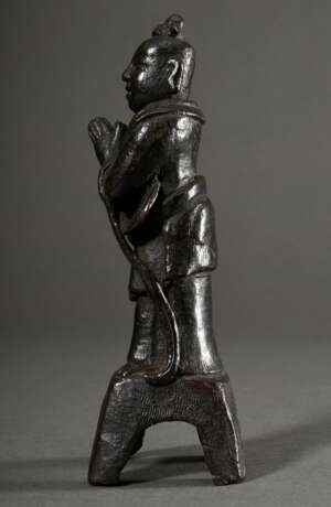 Chinesischer "Adorant in Gebetshaltung", Bronze, Ming, H. 20cm, Sockelfuß rep., Provenienz: ehem. Slg. Otto Johannsen/ Lübeck (1882-1960) - Foto 4