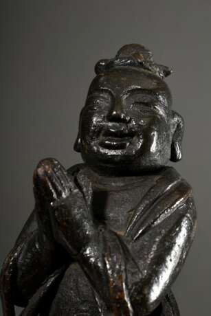 Chinesischer "Adorant in Gebetshaltung", Bronze, Ming, H. 20cm, Sockelfuß rep., Provenienz: ehem. Slg. Otto Johannsen/ Lübeck (1882-1960) - Foto 5
