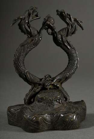 Chinesische Bronze "Zwei Drachen mit Tama Perle" auf "Landschaftssockel", zweiteilig, 19.Jh., H. 14cm, Provenienz: Slg. Otto Johannsen/ Lübeck (1882-1960) - фото 1